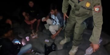 Patroli Trantibum, Satpol PP Lotim Musnahkan Miras di Pantai Suryawangi – Labuhan Haji