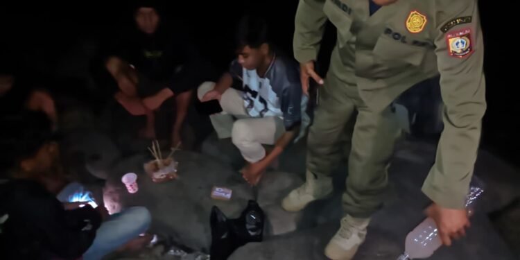 Patroli Trantibum, Satpol PP Lotim Musnahkan Miras di Pantai Suryawangi – Labuhan Haji