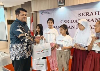 Wujud Sinergi dan Kepedulian Sosial, Bank Jatim Bersama Bank NTB Syariah & IZI Salurkan Bantuan Kacamata Gratis bagi Pelajar di Jawa Timur