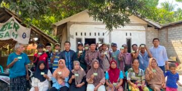 Giliran Kelompok Tani Barokah Zakat Desa Gunung Malang Terima Kartu Asuransi dari BAZNAS Lotim