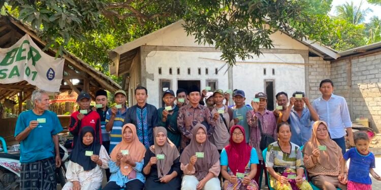 Giliran Kelompok Tani Barokah Zakat Desa Gunung Malang Terima  Kartu Asuransi dari BAZNAS Lotim