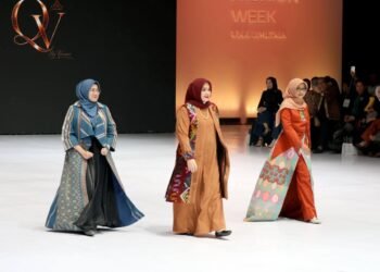 Wow Keren, Wagub NTB Tampil Mempesona Promosikan Tenun Daerah di Indonesia Fashion Week 2026