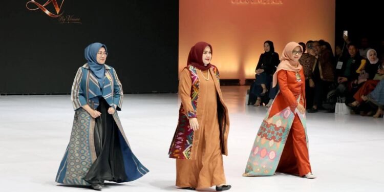 Wow Keren, Wagub NTB Tampil Mempesona Promosikan Tenun Daerah di Indonesia Fashion Week 2026