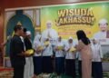 Hadiri Wisudawan Takhasus Ponpes NU Abhariyah, Wakil Ketua DPR RI Hj. Sari Yuliati Serahkan Bantuan PIP dan Bantuan Program Sanitasi