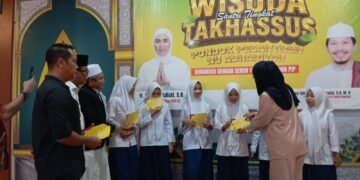 Hadiri Wisudawan Takhasus Ponpes NU Abhariyah, Wakil Ketua DPR RI Hj. Sari Yuliati Serahkan Bantuan PIP dan Bantuan Program Sanitasi