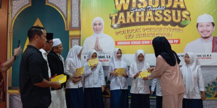 Hadiri Wisudawan Takhasus Ponpes NU Abhariyah, Wakil Ketua DPR RI Hj. Sari Yuliati Serahkan Bantuan PIP dan Bantuan Program Sanitasi
