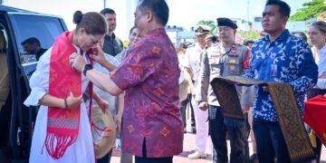 Putri Mahkota Victoria Tiba di Lombok, Disambut Tenun Sasak dan Minuman Rempah