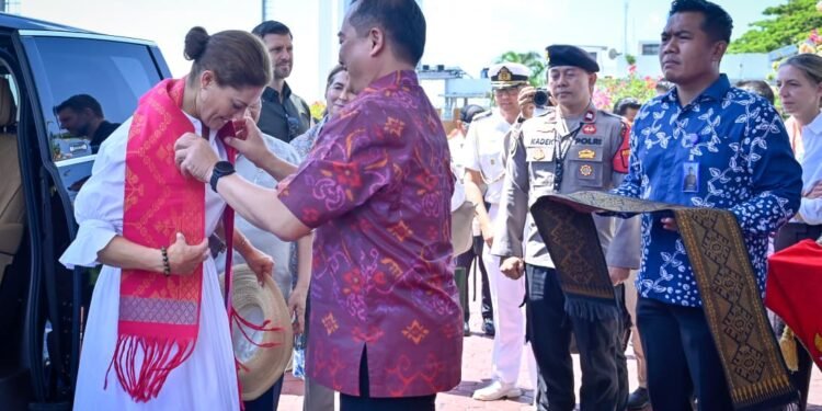 Putri Mahkota Victoria Tiba di Lombok, Disambut Tenun Sasak dan Minuman Rempah