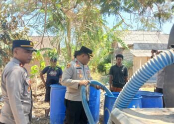 ‎Atasi Dampak Kekeringan, Polres Lombok Timur bantu 15.000 Liter Air Bersih untuk Warga Desa Seriwe