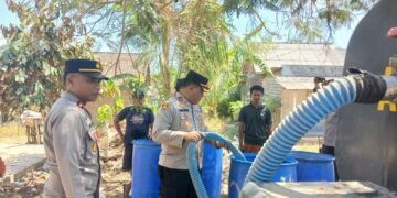 ‎Atasi Dampak Kekeringan, Polres Lombok Timur bantu 15.000 Liter Air Bersih untuk Warga Desa Seriwe