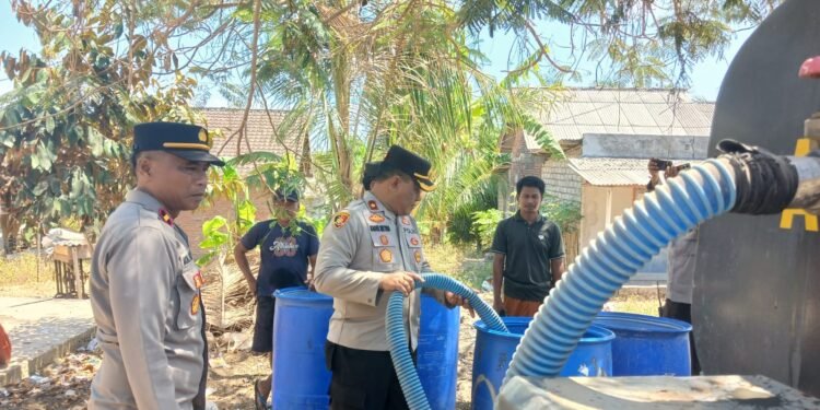 Lotim  bagian Selatan mulai Gersang, Polres Bantu 15.000 Liter Air Bersih untuk Warga Desa Seriwe