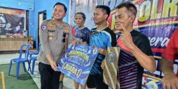 Bertanding di Balai Wartawan, Pasangan Kapolres LotimJuara Badminton Kapolres Cup3