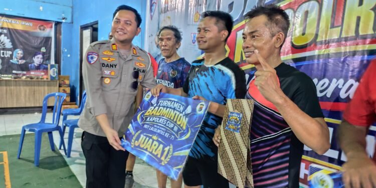 Bertanding di Balai Wartawan, Pasangan Kapolres LotimJuara Badminton Kapolres Cup3