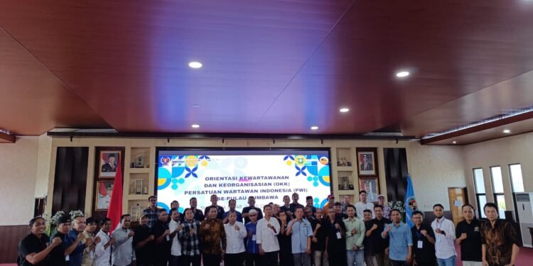 Tutup OKK PWI se-Pulau Sumbawa, Ketua PWI NTB Tekankan Profesionalisme Wartawan