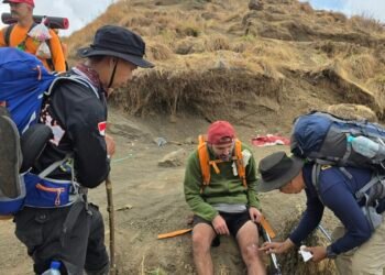 Kawal Ritual Suci Umat Hindu di Segara Anak, Tim Dokkes Polda NTB Beri Layanan Kesehatan